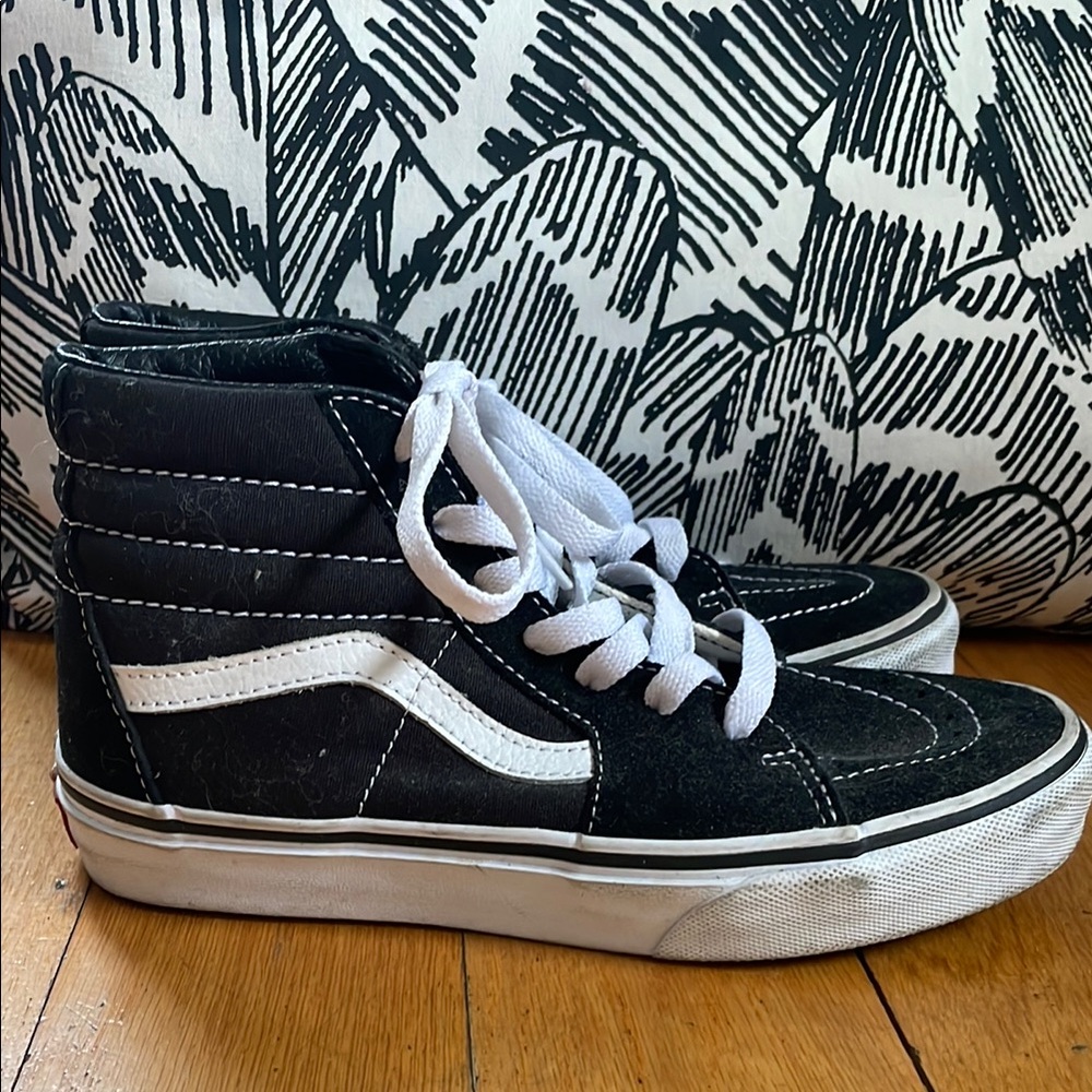 Vans Off The Wall Black & White Sneakers size 3 Like New High Tops Skater 90’s